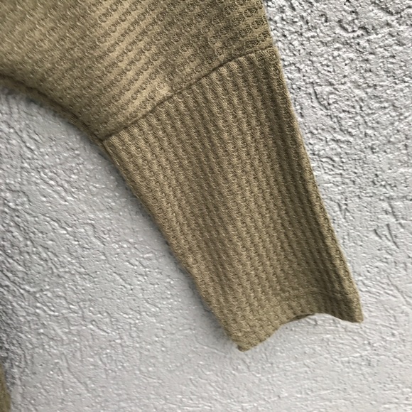 Olive green top with Dolman sleeves - Picture 4 of 5